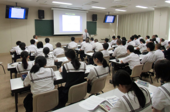 2年生　薬学に関する講演会を行いました。