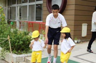 2年生　幼稚園訪問に行ってきました。