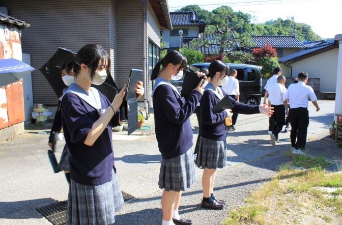 2年生 小坂町の地域安全マップを作成中！