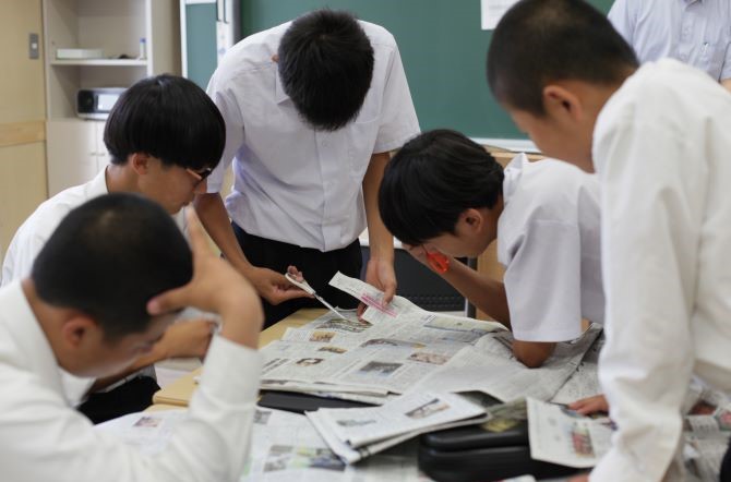 2年生 新聞切り抜き講座を行いました。