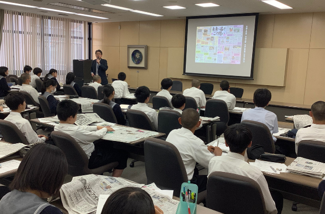 中学2年生　新聞講座を行いました。