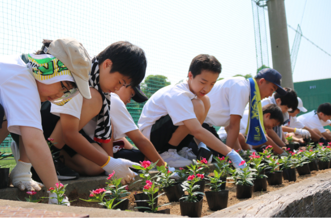 中学1・3年生　花壇の植替え作業を行いました！