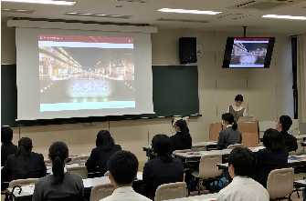 本校卒業生が九州大学の魅力を紹介しました。