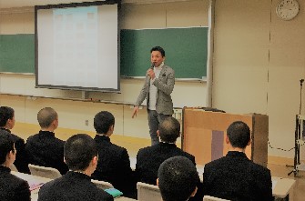 野球部　大嶋啓介氏による「てっぺんのすごい朝礼研修」を行いました。