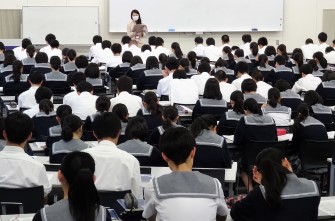 高校1,2年生 第1回進路学習調査が始まりました。