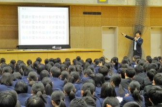 高校2年生　進学講演会を行いました。