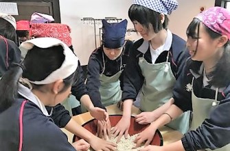 高校2年生　遠足で白川郷へ行きました。
