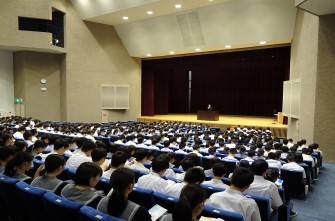 高校1年生　進路学習調査に向けての集会を行いました。