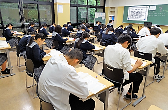 高校3年生　総合学力マーク模試を実施しました。