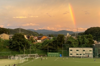 夕焼けの大空を駆け上がる龍のように。