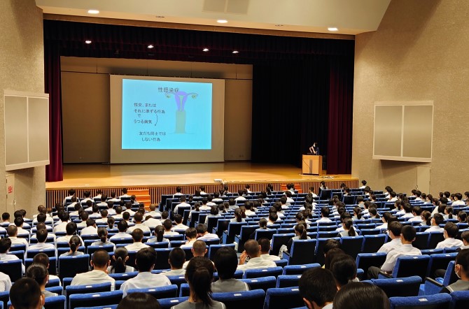 高校1年生　薬物乱用防止講演会・性感染症予防講演会を実施しました。