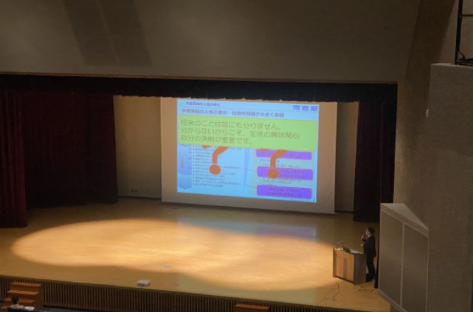 後援会総会、進学講演会、3年学級懇談会、1年Aコース懇談会が行われました。