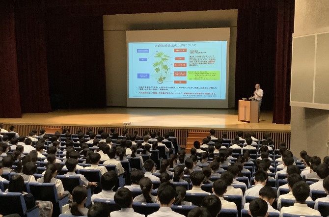 高校1年生　薬物乱用防止講演会・性感染症予防講演会を実施しました。