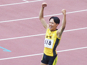 陸上競技部　清水 空跳さん　高校1年生歴代1位の記録で優勝！