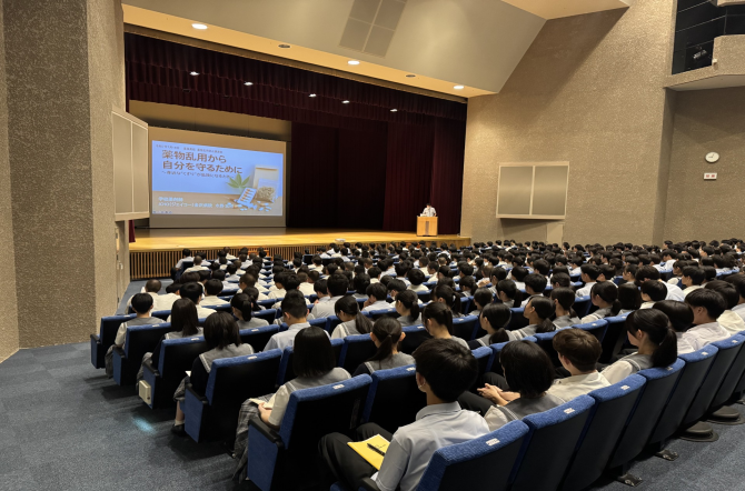 高校1年生　薬物乱用防止講演会・性感染症予防講演会を実施しました。
