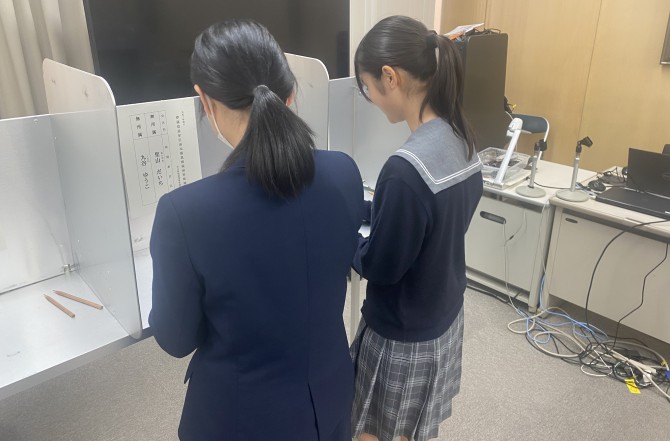 高校2年生　選挙出前講座(模擬投票)を行いました。