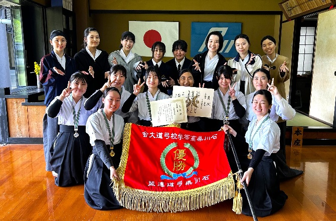 弓道部　女子団体の部で優勝しました！

